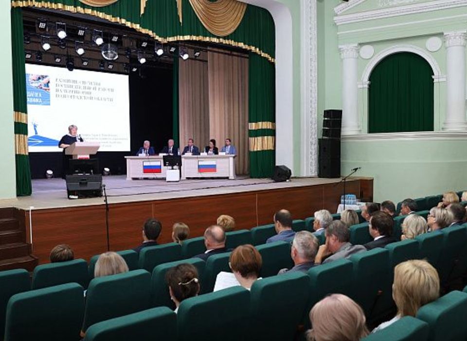 В Волгоградской области парламентарии обсудили развитие системы воспитания