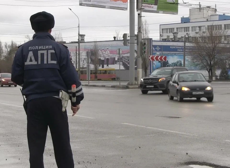 В Волгограде ищут водителя, сбившего женщину на переходе