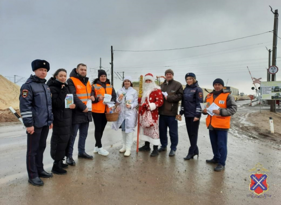 В Волгограде сотрудники Госавтоинспекции вместе с зимними волшебниками напомнили водителям о безопасности