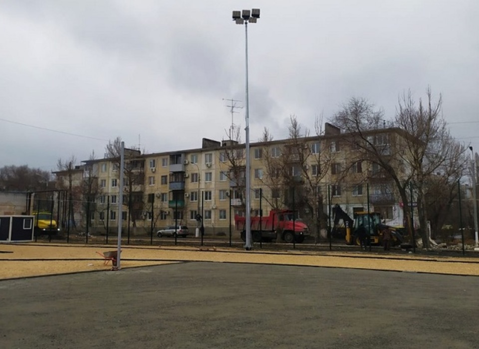 На строящемся стадионе в Волгограде устанавливают 20 светодиодных фонарей