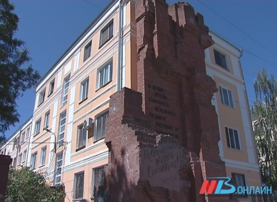 Часть памятного знака легендарного Дома Павлова обрушилась в Волгограде