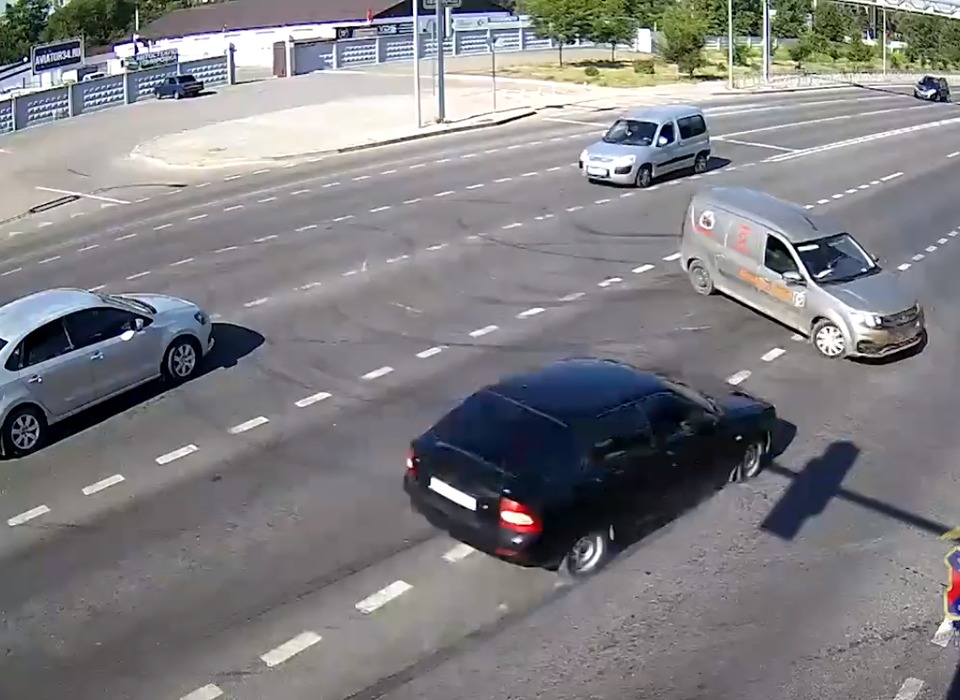 ДТП с участием двух лад в Дзержинском районе Волгограда попали на видео