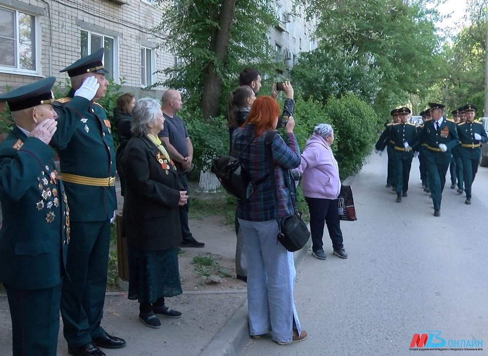 Участник Великой Отечественной войны Александр Колотушкин принимает поздравления в Волгограде