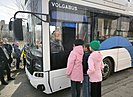 Школьники в Волгограде узнали, с какой стороны нужно обходить автобус