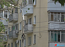 На видео сняли, как мужчина стреляет с балкона по человеку на улице в Волгограде